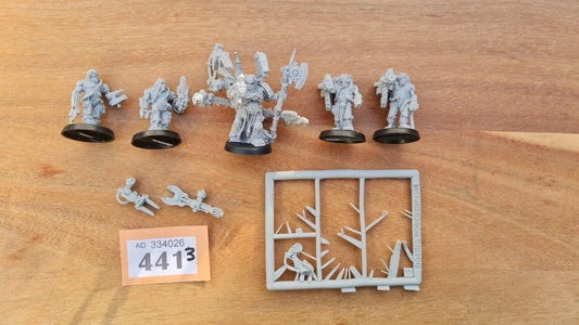 Warhammer 40k Tech Priest + Servitors Oop