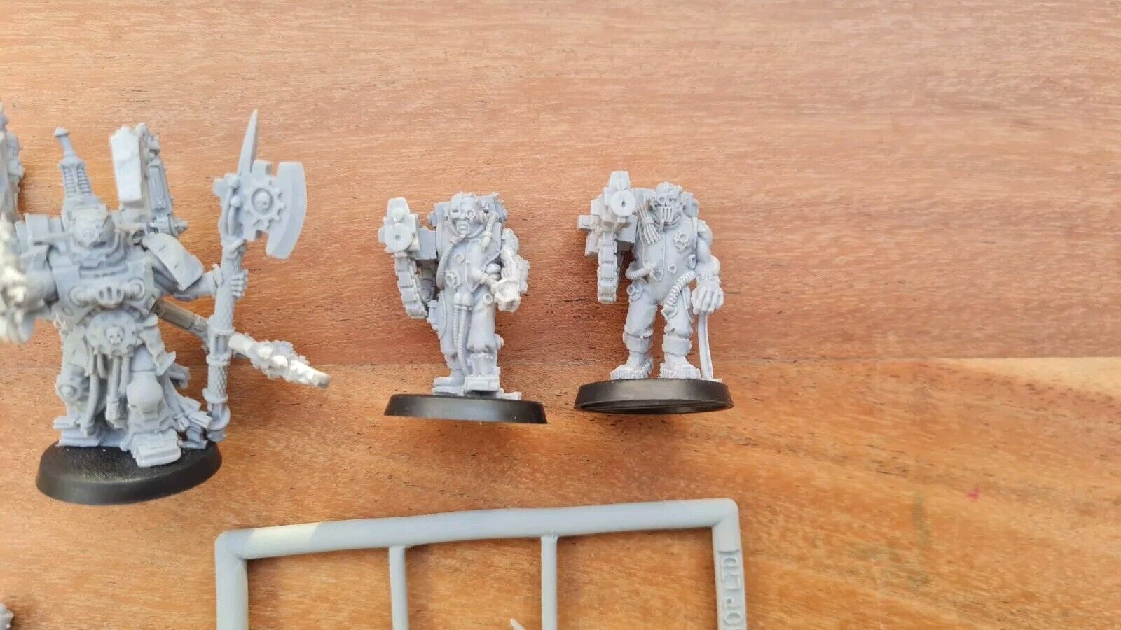 Warhammer 40k Tech Priest + Servitors Oop