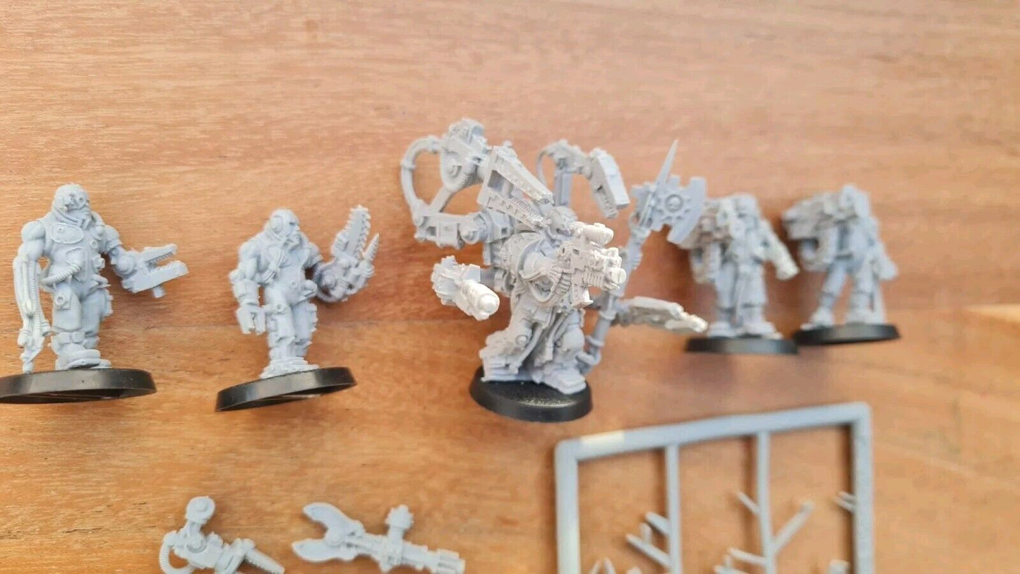 Warhammer 40k Tech Priest + Servitors Oop