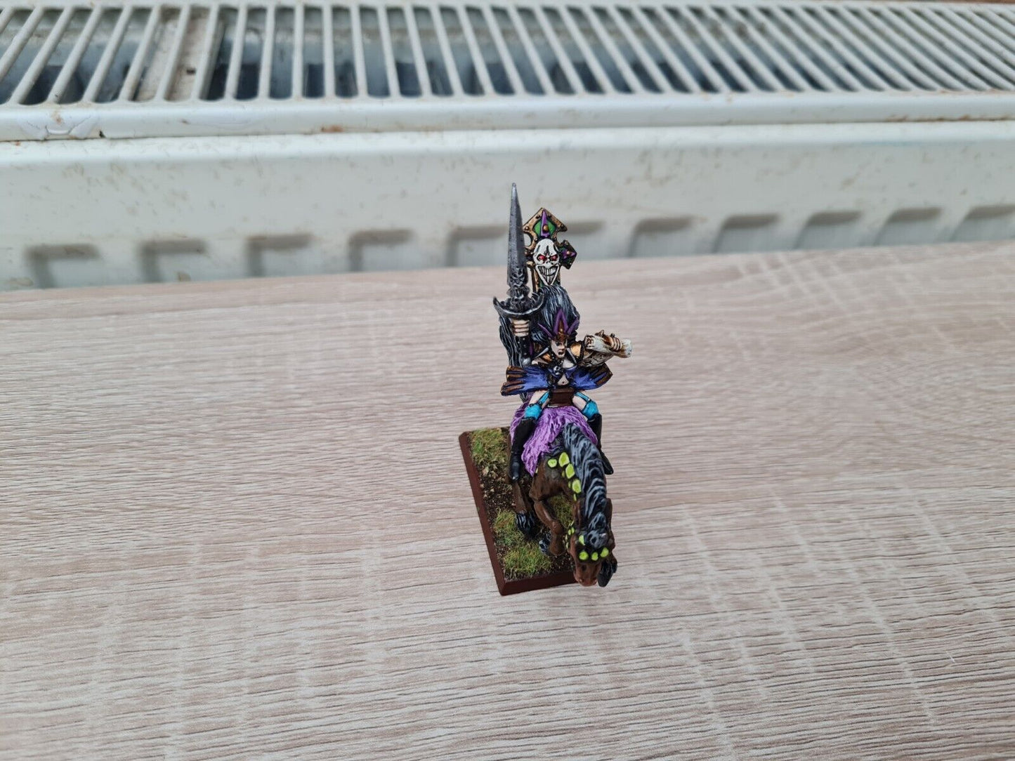 Warhammer Dark Elf Sorcerer On Mounted Medal Oop Nicely Painted And Based