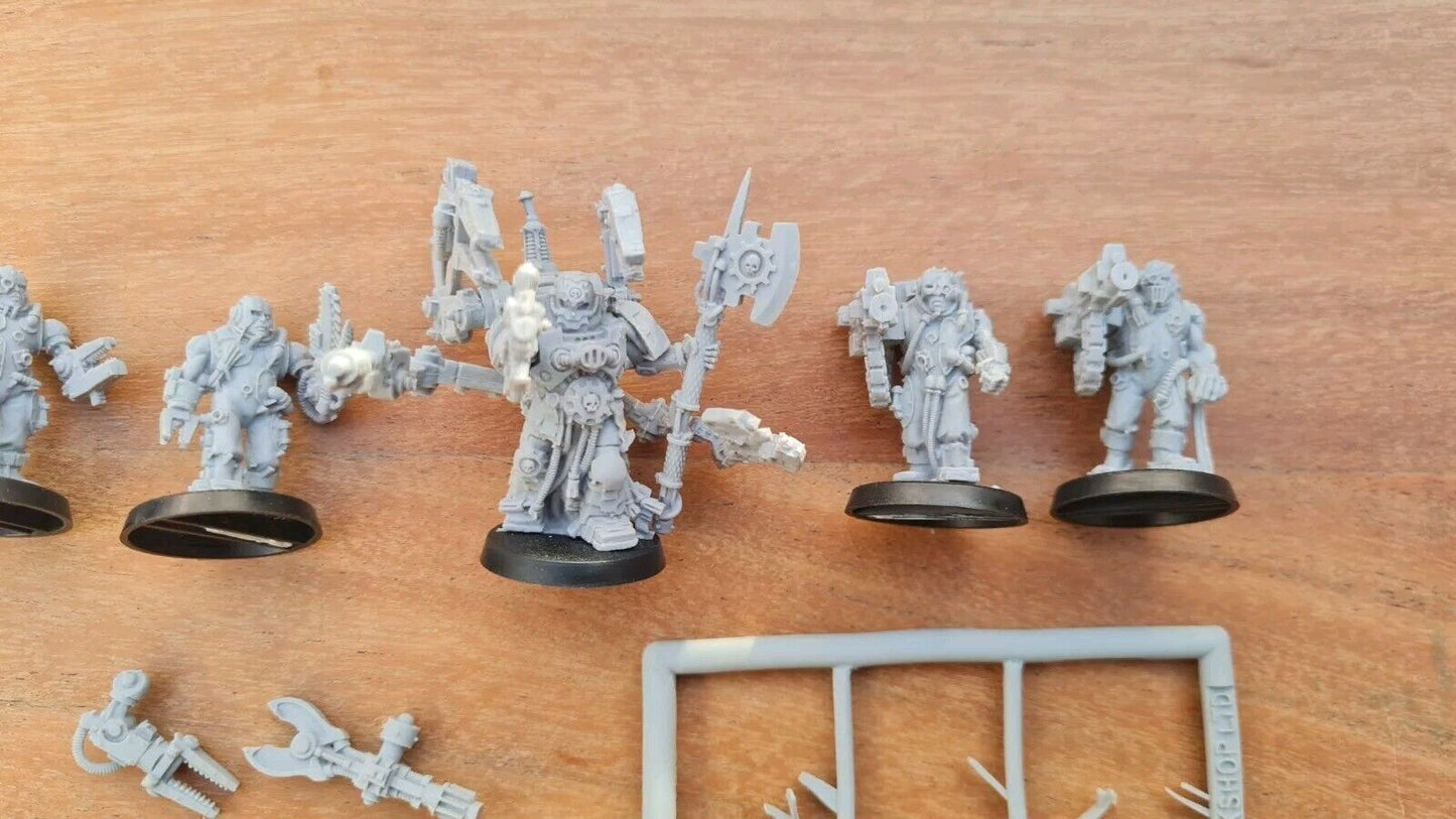 Warhammer 40k Tech Priest + Servitors Oop