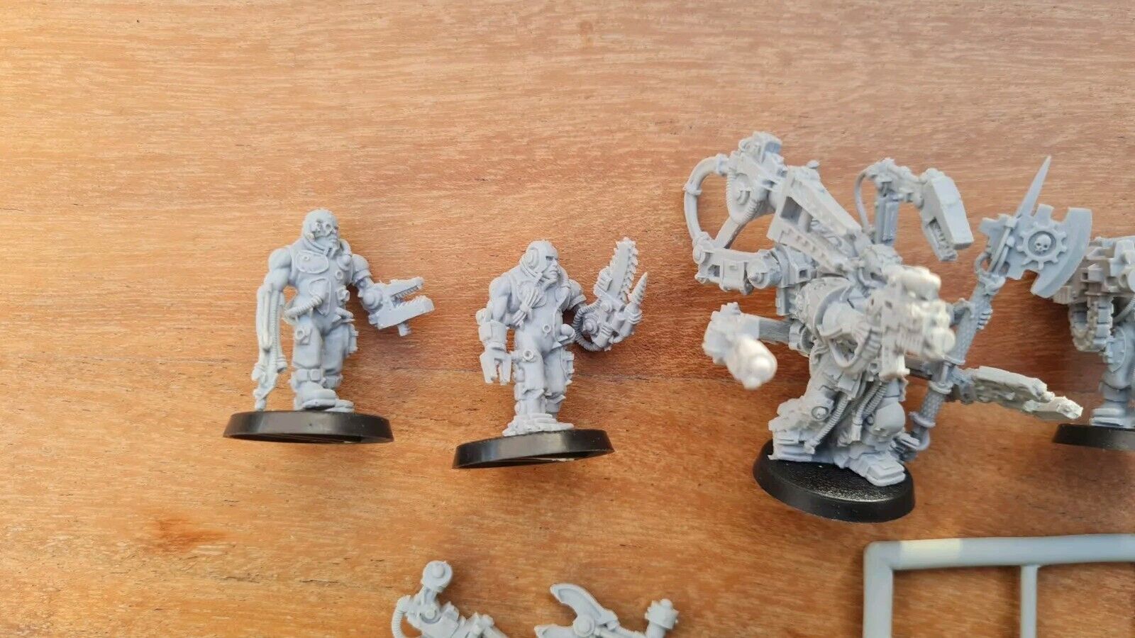 Warhammer 40k Tech Priest + Servitors Oop